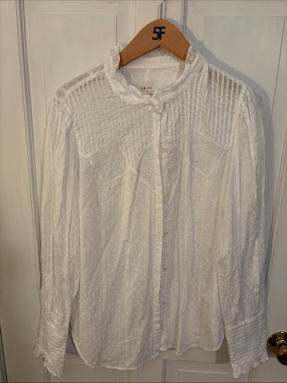 La Vie White Swiss Dot Ruffled Button-Down sheer Blouse size large excellent